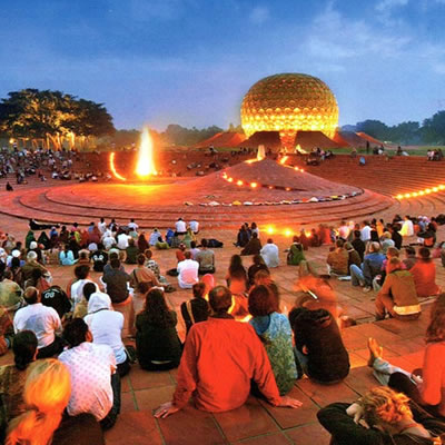 Meditazione al Matrimandir, Auroville